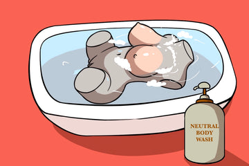 ② Clean the doll with a mild bath gel or soap to eliminate odors.